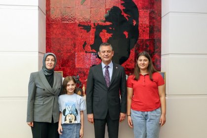 Özgür Özel, Sinan Ateş'in eşi Ayşe Ateş ile çocukları ile görüştü: 'Ailenin yanında olmaya devam edeceğiz'