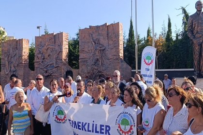 Tüm Emekliler Sendikası Konak Şubesi Emeklilere yapılan düşük zamları boş tecerelerle protesto etti