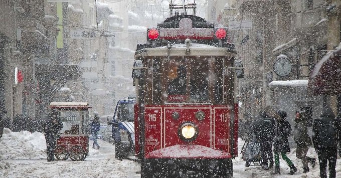 AKOM’un tahminlerine göre gün boyunca İstanbul’un çeşitli bölgelerinde aralıklı yağmur ve yer yer karla karışık yağmur etkili olacak