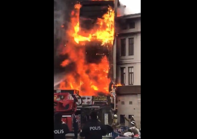 İstanbul Eminönü'ndeki Mısır Çarşısı girişine yakın tarihi binada yangın çıktı!