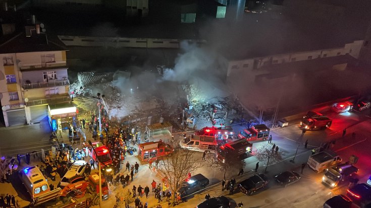 Konya'da 4 katlı bina çöktü; çöken binada enkaz altındaki 5 kişiyle ilk temas sağlandı!