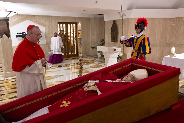 Papa Francis'in naaşı bugün halkın ziyareti için Aziz Petrus Bazilikası'na getirildi