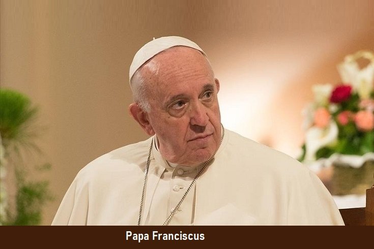 Vatikan Papa Franciscus'un hastanede dua ederken fotoğrafını yayınladı