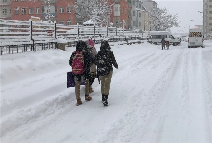 Yoğun kar yağışı nedeniyle birçok ilde okullar tatil edildi