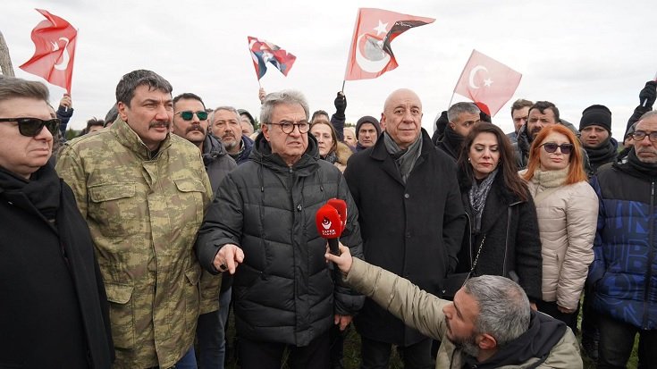 Zafer Partisi teşkilatları Silivri Cezaevi önünde Genel Başkanları Ümit Özdağ'ın tutukluluk halinin devam etmesine tepki gösterdi