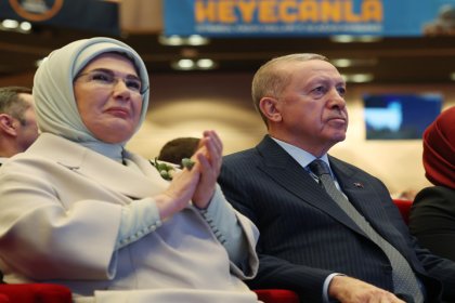 Erdoğan; Bugün oylarımız arzu ettiğimiz seviyelerde değilse kadınlara yeteri kadar etkin şekilde ulaşamıyor, kendimizi anlatamıyor, haneleri içeriden fethedemiyoruz demektir!