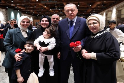 Erdoğan, ramazanın ilk iftarında İstanbul'da şehit ailelerine seslendi; Millî meselelerde unutmayın, millî duruş esastır. Ülkenin ve milletin menfaatleri her türlü hesabın üstündedir!