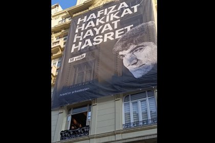 Hrant Dink 18 yıl önce katledildiği Agos Gazetesi’nin eski çalışma ofisi önünde anıldı