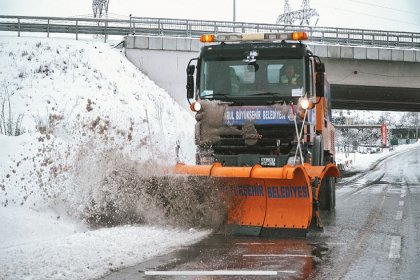 İBB, kış şartlarıyla mücadele çalışmaları kapsamında tüm ekibiyle sahada