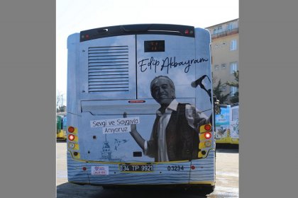 İETT, İstiklal Caddesi’ndeki Nostaljik Tramvay’da Edip Akbayram’ın şarkıları eşliğinde seferler düzenliyor