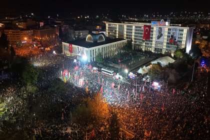 İstanbullular, Saraçhanede Ekrem İmamoğlu’na, yüzbinlerce insanın katılımıyla bir kez daha sahip çıktı