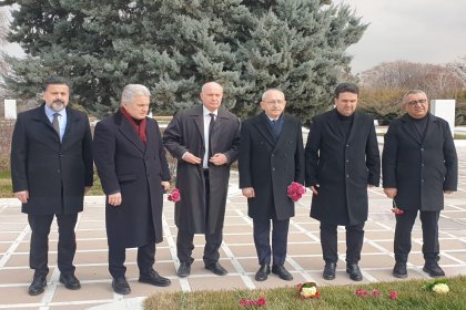 Kemal Kılıçdaroğlu, Deniz Baykal'ın ölümünün 2. yılında mezarına karanfil bıraktı