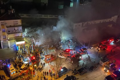 Konya'da 3 katlı bina çöktü; çöken binada enkaz altındaki 5 kişiyle ilk temas sağlandı!