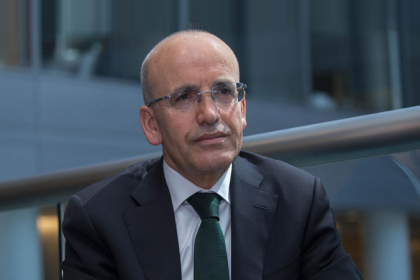 Mehmet Şimşek; Enflasyon hedefleri konusunda tereddüt yok, Rezerv kaybının yüzde 58’i dış kaynaklı. 19 Mart sonrası da çıkış var. Sonrasında da çıkış var!