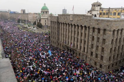 Protestocular, hükümet karşıtı en büyük mitinglerden birinde Belgrad'ı doldurdu