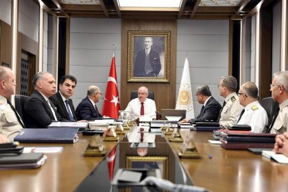 Yaşar Güler, yurt içindeki ve sınır ötesindeki birlik komutanları ile video telekonferans toplantısı yaptı